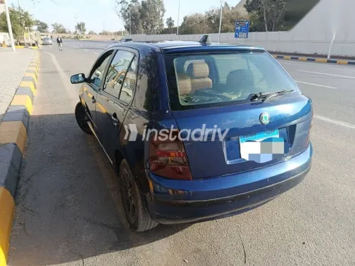 سكودا فابيا 2002 أزرق غامق مستعملة للبيع - 3