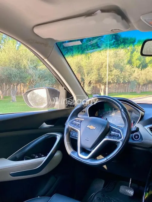 Chevrolet Captiva 2021 White Used for Sale - 2