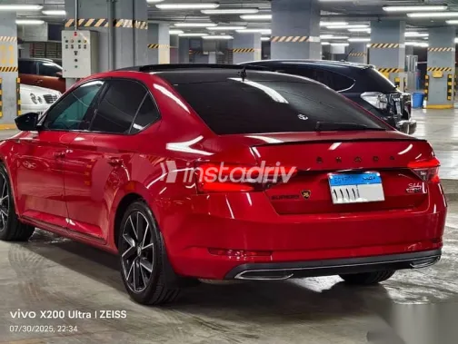 سكودا سوبيرب 2023 أحمر مستعملة للبيع - 1