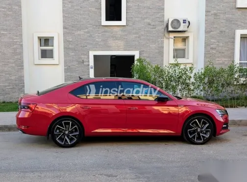 سكودا سوبيرب 2023 أحمر مستعملة للبيع - 4