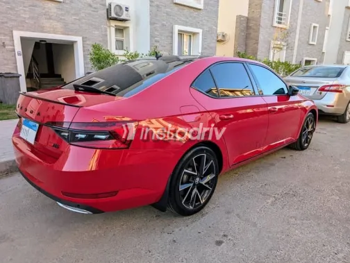 سكودا سوبيرب 2023 أحمر مستعملة للبيع - 5