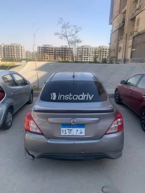 نيسان صنى 2017 رمادي مستعملة للبيع - 2