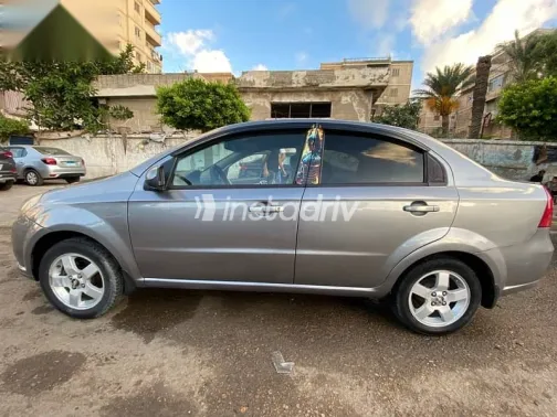 شيفروليه افيو 2014 فضي مستعملة للبيع - 1