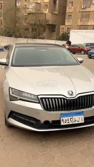 سكودا سوبيرب 2021 أبيض مستعملة للبيع