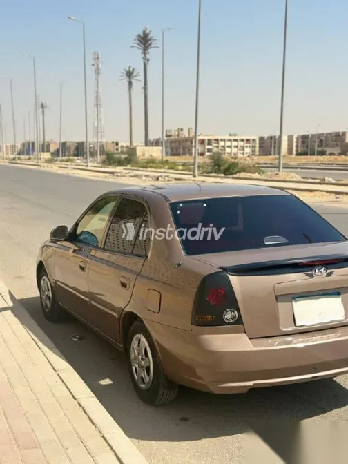 هيونداي فيرنا 2011 بني مستعملة للبيع - 1