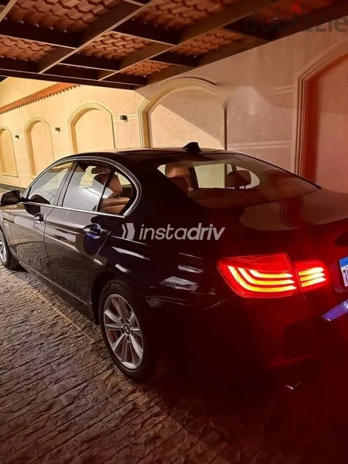 بي ام دبليو 520 2016 أزرق غامق مستعملة للبيع - 2