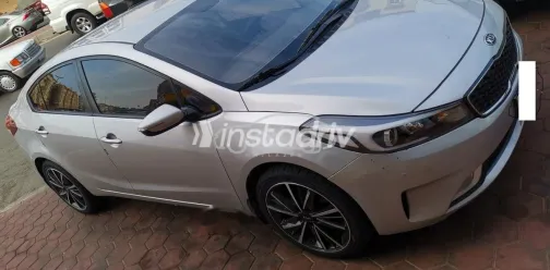 كيا سيراتو 2017 فضي مستعملة للبيع - 3