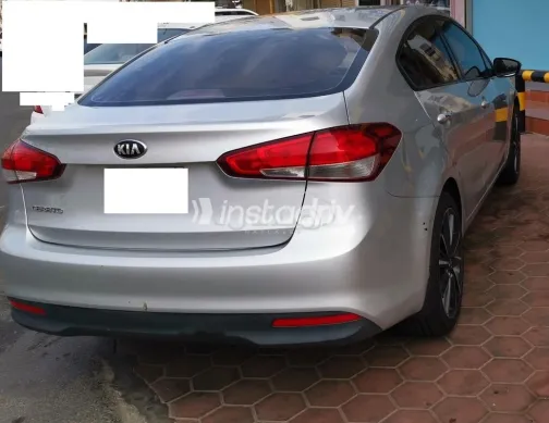 كيا سيراتو 2017 فضي مستعملة للبيع - 5