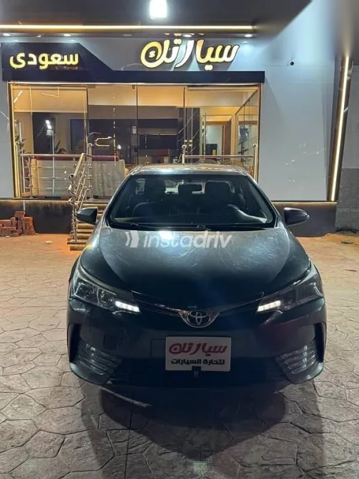 تويوتا كورولا 2017 رمادي مستعملة للبيع - 2