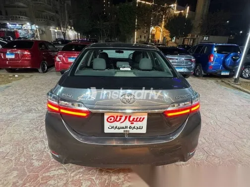 تويوتا كورولا 2017 رمادي مستعملة للبيع - 5