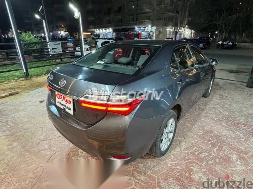 تويوتا كورولا 2017 رمادي مستعملة للبيع - 6