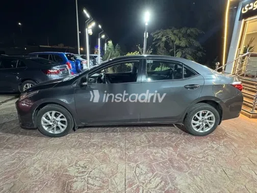 تويوتا كورولا 2017 رمادي مستعملة للبيع - 9