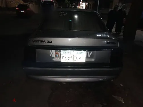 اوبل فيكترا 1995 فضي مستعملة للبيع - 1