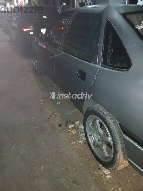 اوبل فيكترا 1995 فضي مستعملة للبيع - 6