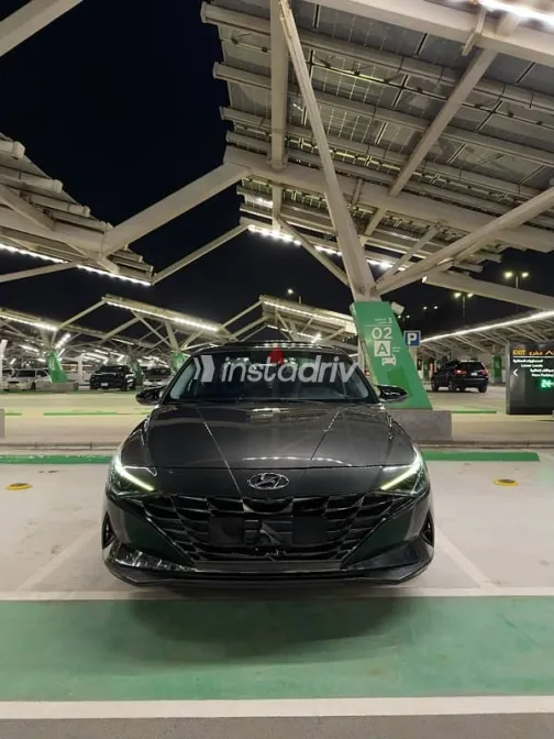 هيونداي إلنترا 2021 فضي مستعملة للبيع - 1