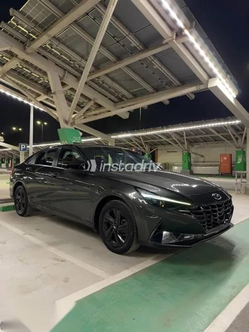 هيونداي إلنترا 2021 فضي مستعملة للبيع - 2