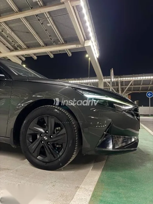 هيونداي إلنترا 2021 فضي مستعملة للبيع - 3