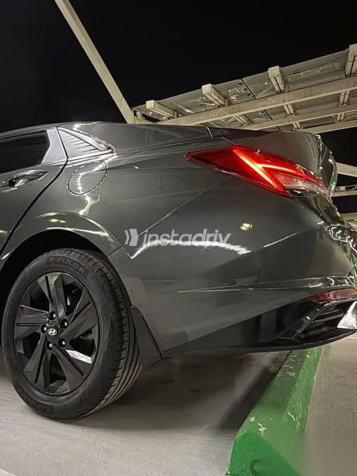 هيونداي إلنترا 2021 فضي مستعملة للبيع - 5