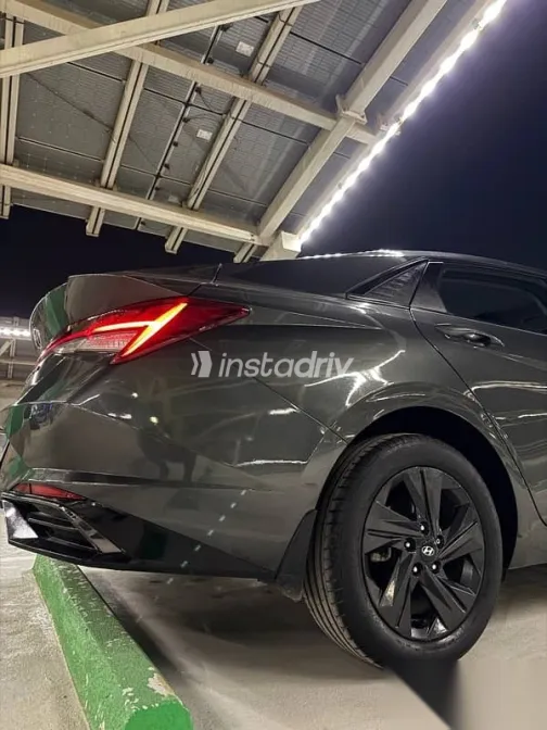 هيونداي إلنترا 2021 فضي مستعملة للبيع - 8