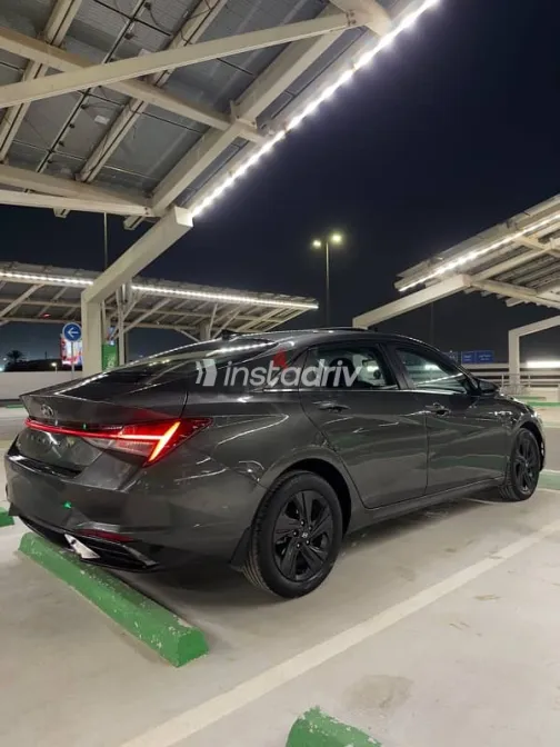 هيونداي إلنترا 2021 فضي مستعملة للبيع - 10