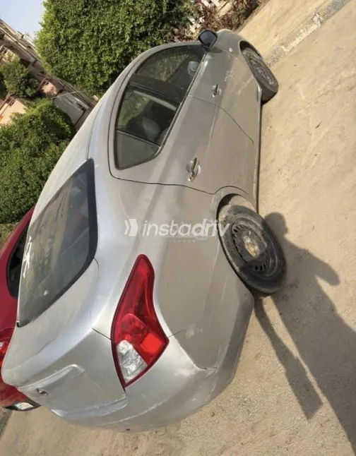 نيسان صنى 2013 فضي مستعملة للبيع - 2