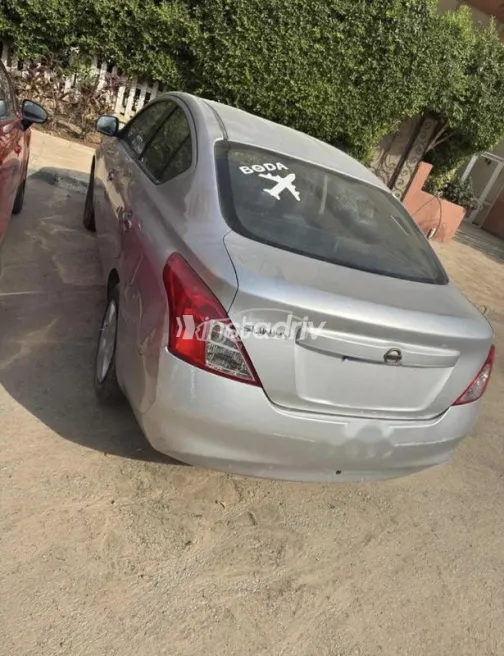 نيسان صنى 2013 فضي مستعملة للبيع - 4