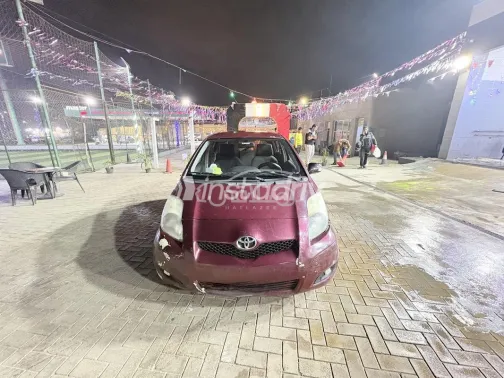 تويوتا ياريس 2009 أحمر غامق مستعملة للبيع - 1