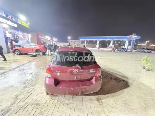 تويوتا ياريس 2009 أحمر غامق مستعملة للبيع - 2