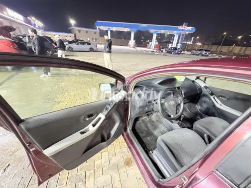 تويوتا ياريس 2009 أحمر غامق مستعملة للبيع - 4