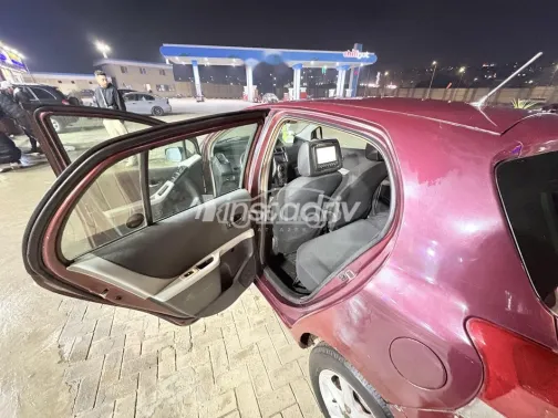 تويوتا ياريس 2009 أحمر غامق مستعملة للبيع - 6