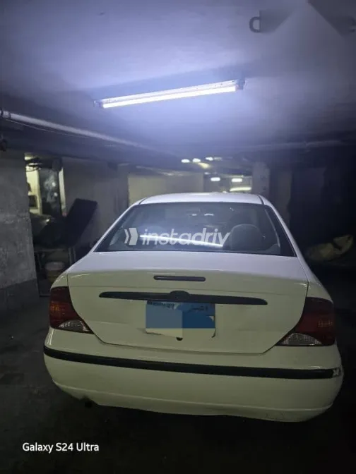 فورد فوكس 2003 أبيض مستعملة للبيع - 2