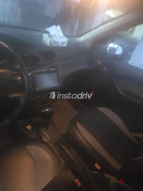 فورد فوكس 2003 أبيض مستعملة للبيع - 6