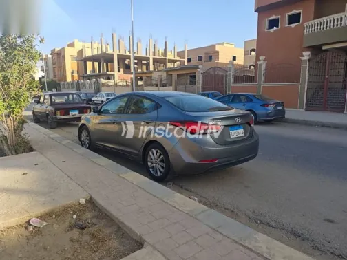 هيونداي إلنترا 2016 فضي مستعملة للبيع - 2