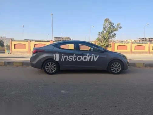 هيونداي إلنترا 2016 فضي مستعملة للبيع - 3