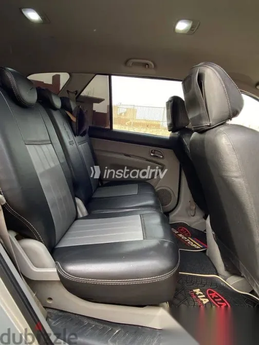 كيا كارينز 2011 فضي مستعملة للبيع - 1