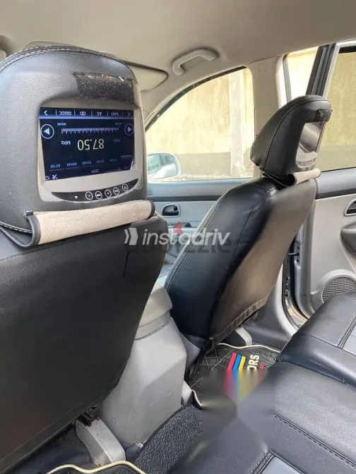 كيا كارينز 2011 فضي مستعملة للبيع - 3