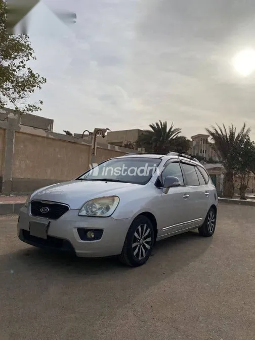 كيا كارينز 2011 فضي مستعملة للبيع - 4