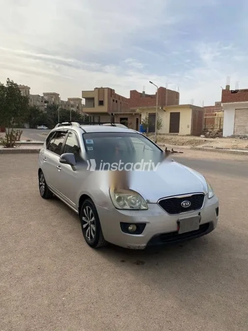 كيا كارينز 2011 فضي مستعملة للبيع - 5