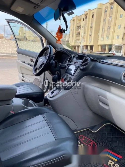 كيا كارينز 2011 فضي مستعملة للبيع - 9