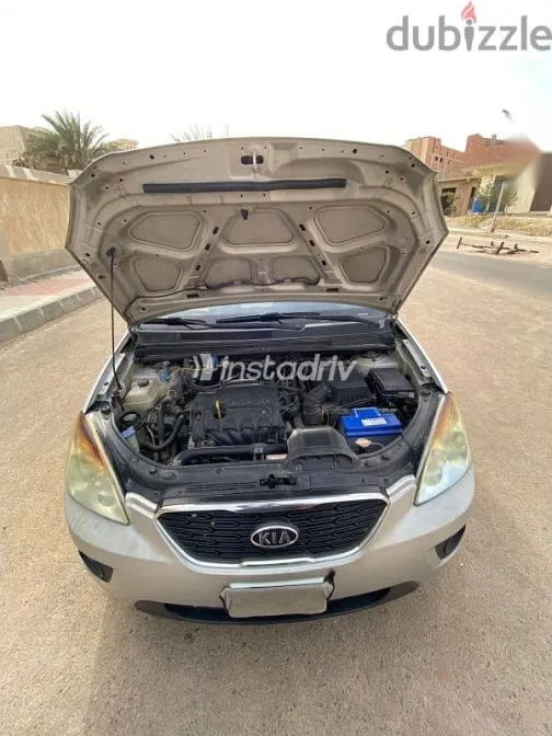 كيا كارينز 2011 فضي مستعملة للبيع - 10
