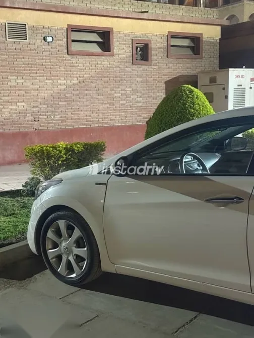 هيونداي إلنترا 2011 أبيض مستعملة للبيع - 2