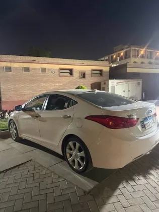 هيونداي إلنترا 2011 أبيض مستعملة للبيع