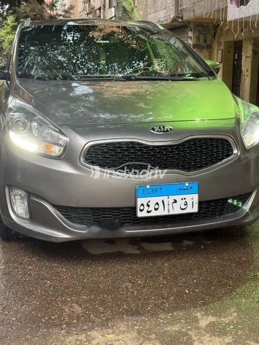 كيا كارينز 2015 ذهبي مستعملة للبيع - 1
