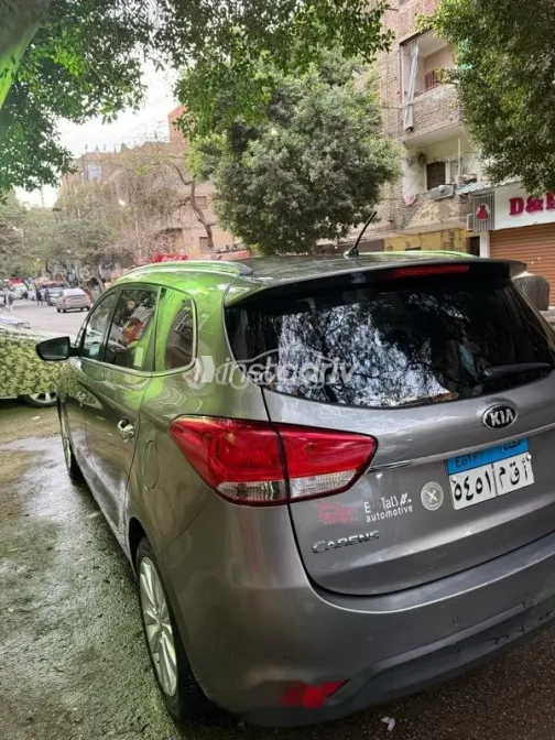 كيا كارينز 2015 ذهبي مستعملة للبيع - 2
