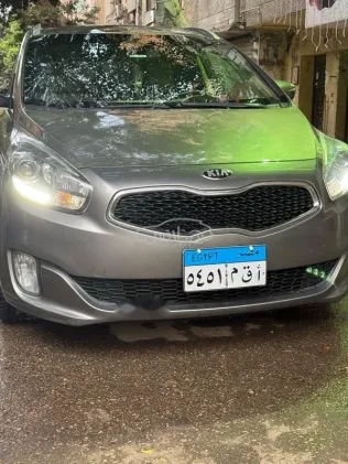 كيا كارينز 2015 ذهبي مستعملة للبيع