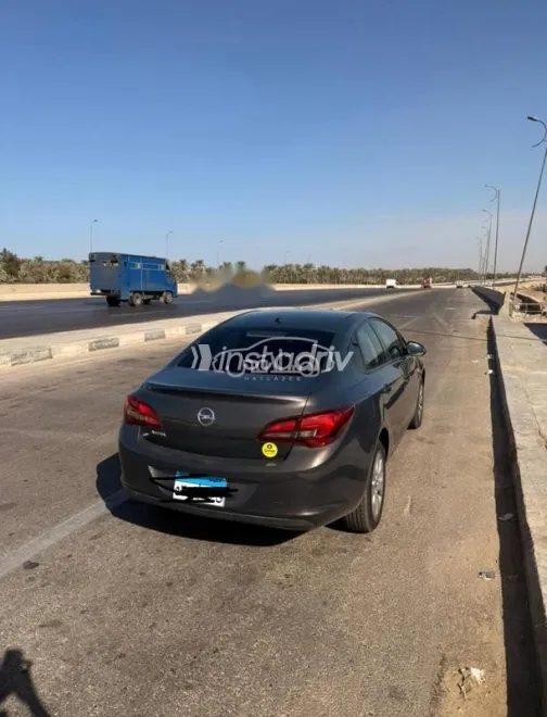 اوبل أسترا 2016 بني مستعملة للبيع - 5