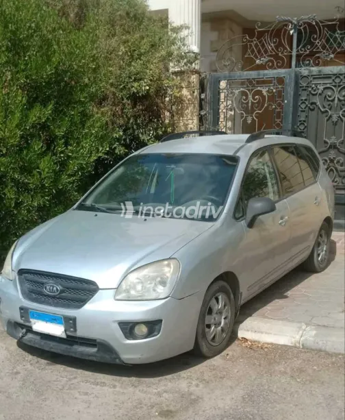 كيا كارينز 2010 أبيض مستعملة للبيع - 2