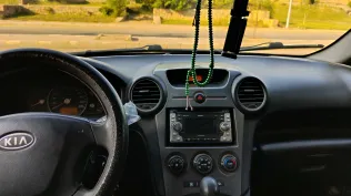 كيا كارينز 2010 أبيض مستعملة للبيع