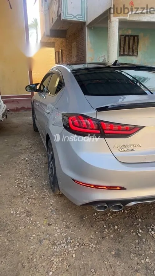 هيونداي إلنترا 2019 فضي مستعملة للبيع - 3