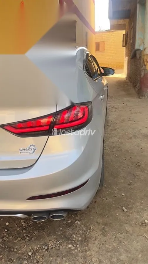 هيونداي إلنترا 2019 فضي مستعملة للبيع - 4